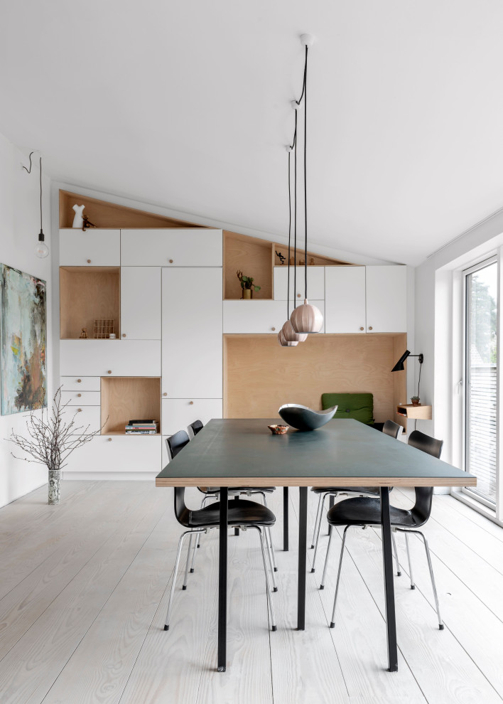 Contemporary dining room in Aarhus with white walls, light hardwood flooring, beige floors and a vaulted ceiling.