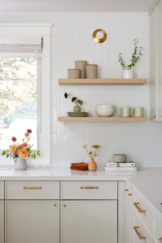 Foto på ett stort skandinaviskt vit kök, med en undermonterad diskho, skåp i shakerstil, skåp i ljust trä, bänkskiva i kvarts, vitt stänkskydd, stänkskydd i keramik, rostfria vitvaror, ljust trägolv, en köksö och brunt golv