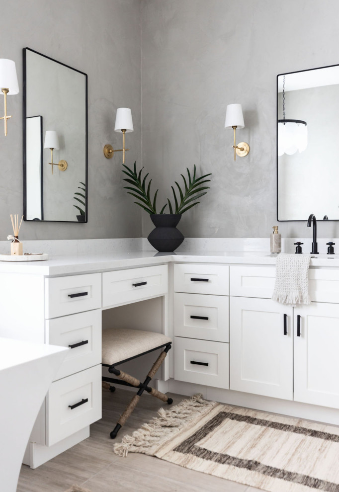 Foto di una stanza da bagno padronale tradizionale con ante in stile shaker, ante bianche, pareti grigie, top bianco e mobile bagno incassato
