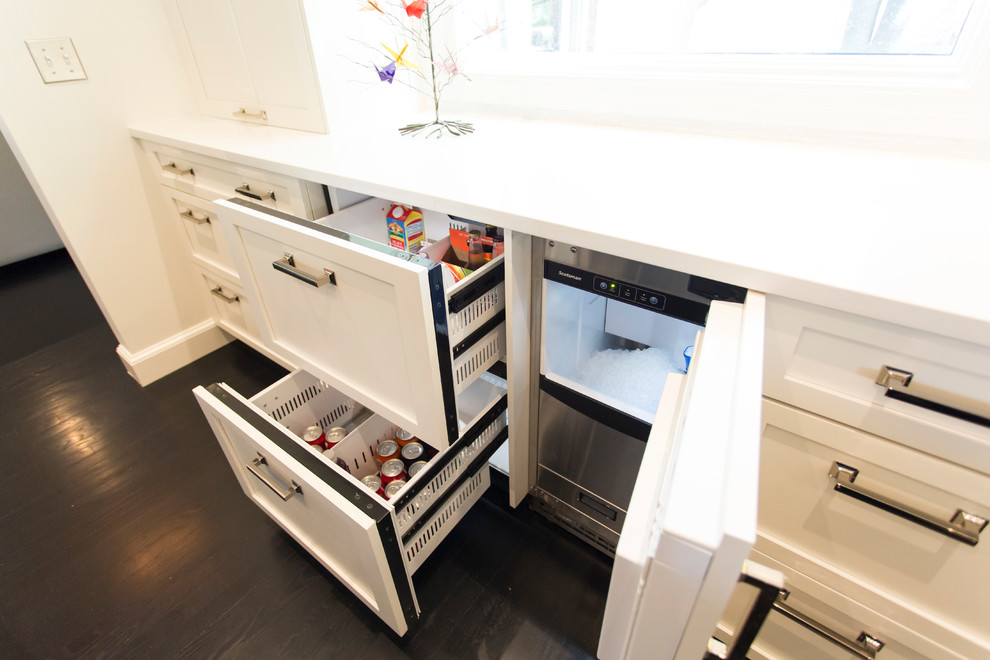Kitchen - large transitional l-shaped dark wood floor and brown floor kitchen idea with an undermount sink, shaker cabinets, white cabinets, quartz countertops, white backsplash, stainless steel appliances, an island and white countertops