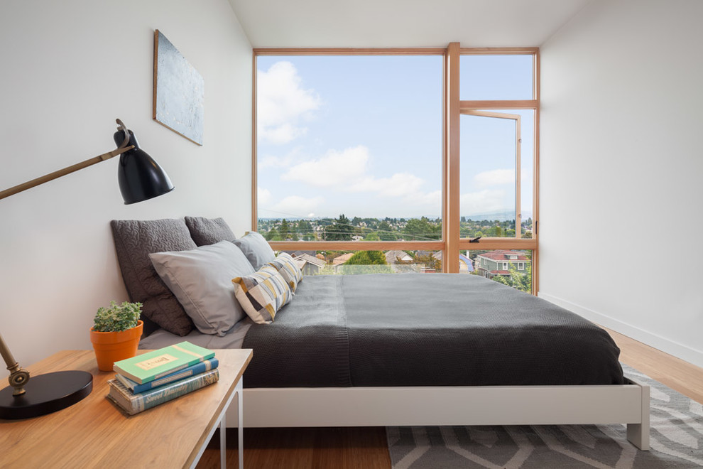 シアトルにある小さなコンテンポラリースタイルのおしゃれな寝室 (竹フローリング、白い壁) のレイアウト