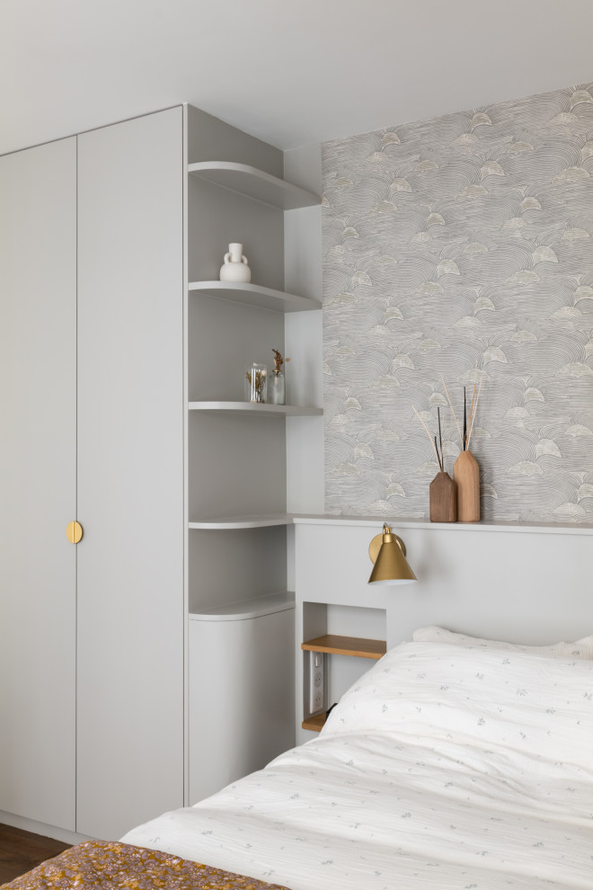 Diseño de dormitorio principal y gris y blanco actual grande con paredes grises, suelo de madera en tonos medios y suelo marrón