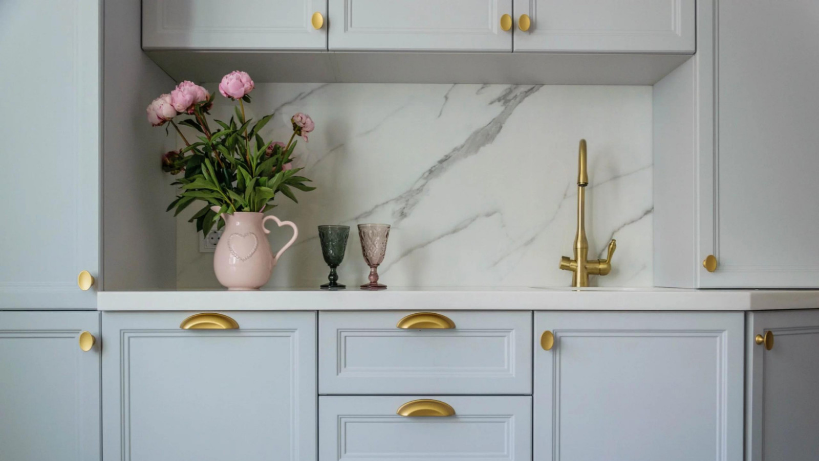 Голубой цвет в интерьере кухни: нежность и стиль