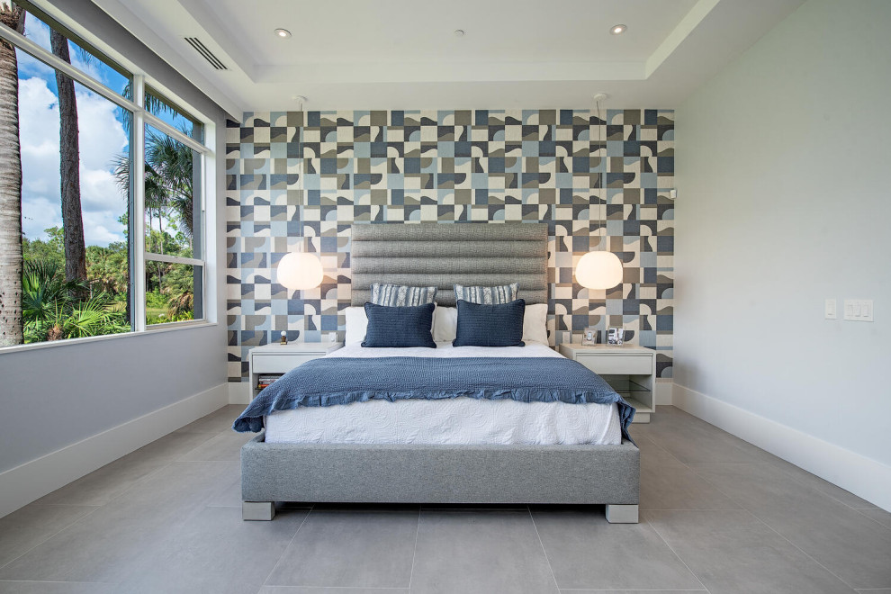 Idee per una grande camera da letto moderna con pareti beige