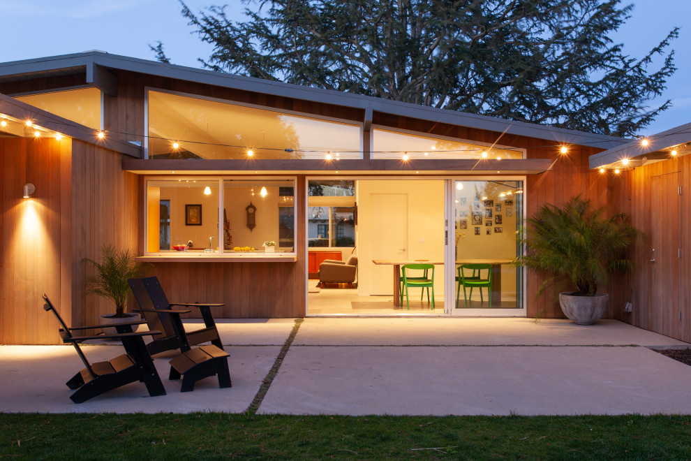 Пример оригинального дизайна: двор в стиле ретро с покрытием из бетонных плит и козырьком