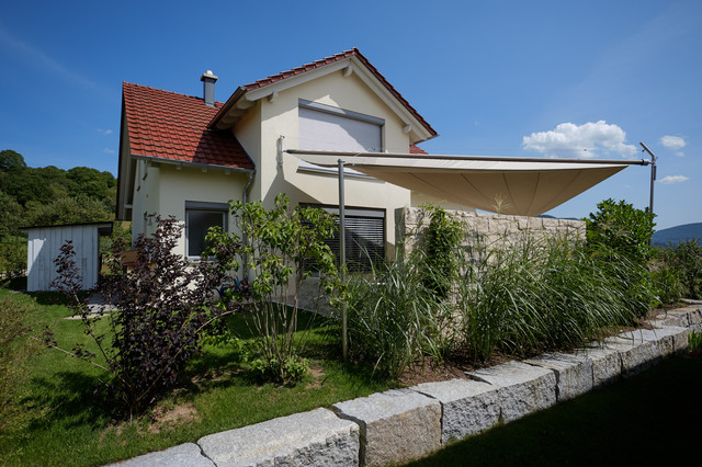 Gro&szlig;z&uuml;gige Terrasse mit stilvollem Sonnenschutz contemporary-deck