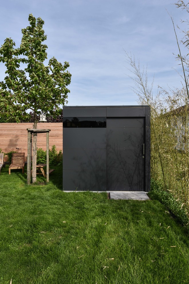 Design ideas for a small modern detached garden shed in Munich.