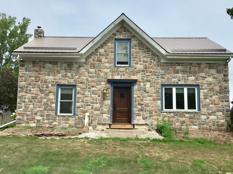 Example of a mountain style entryway design in Toronto