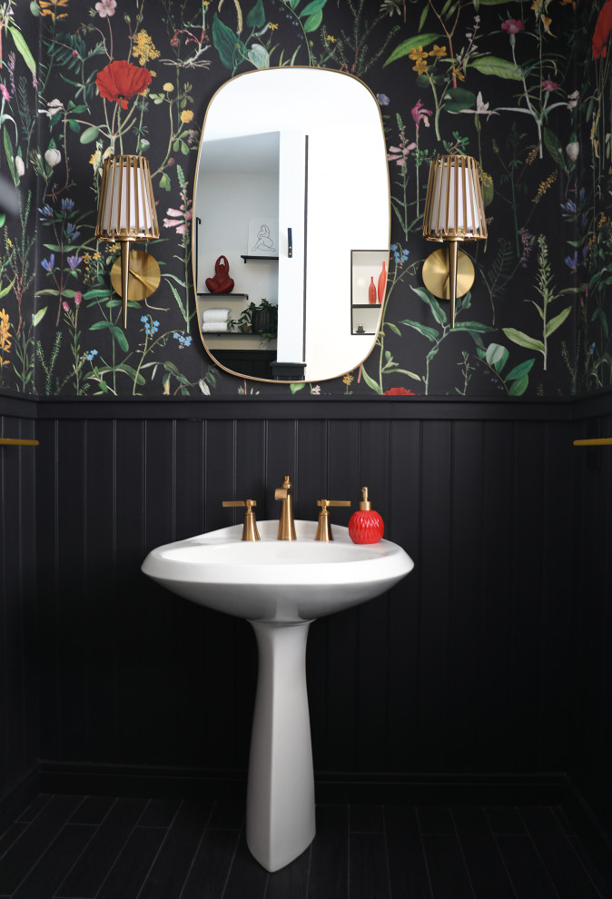 Пример оригинального дизайна: туалет в стиле неоклассика (современная классика) с черными стенами, полом из керамической плитки, раковиной с пьедесталом, черным полом, напольной тумбой и панелями на стенах