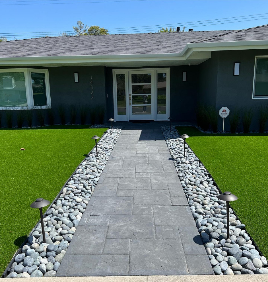 Inspiration for a large full sun front yard concrete paver driveway in Orange County for summer.