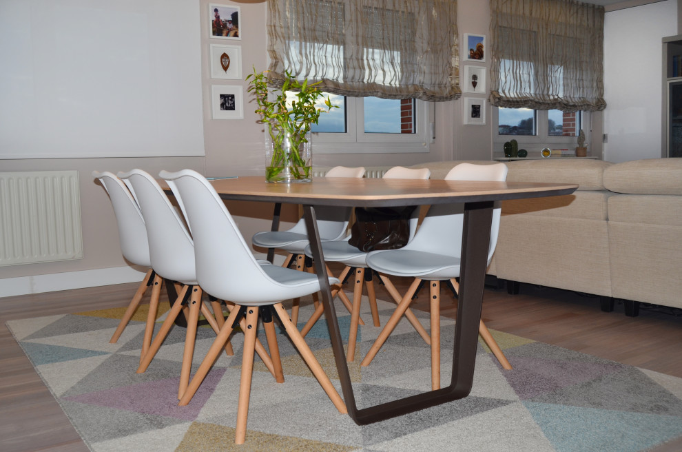 Foto de comedor de cocina minimalista grande con paredes beige