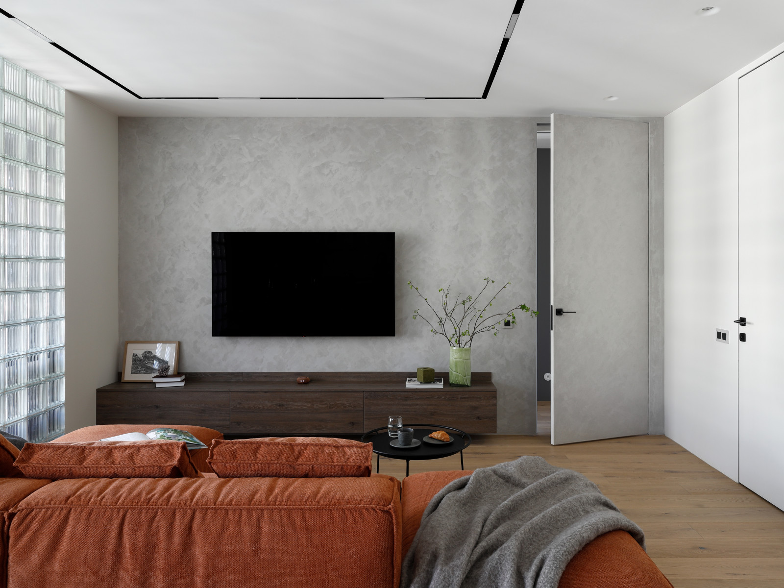 Квартира со стеклянной стеной и терраццо