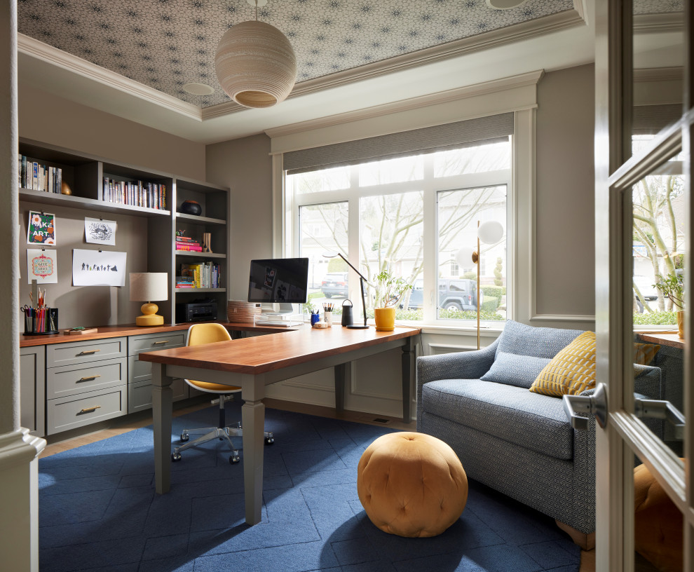 Стильный дизайн: домашняя мастерская в стиле неоклассика (современная классика) с ковровым покрытием, отдельно стоящим рабочим столом и потолком с обоями - последний тренд