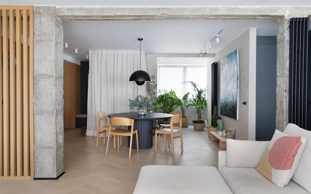 Ejemplo de comedor escandinavo grande con paredes beige, suelo de madera clara y cortinas