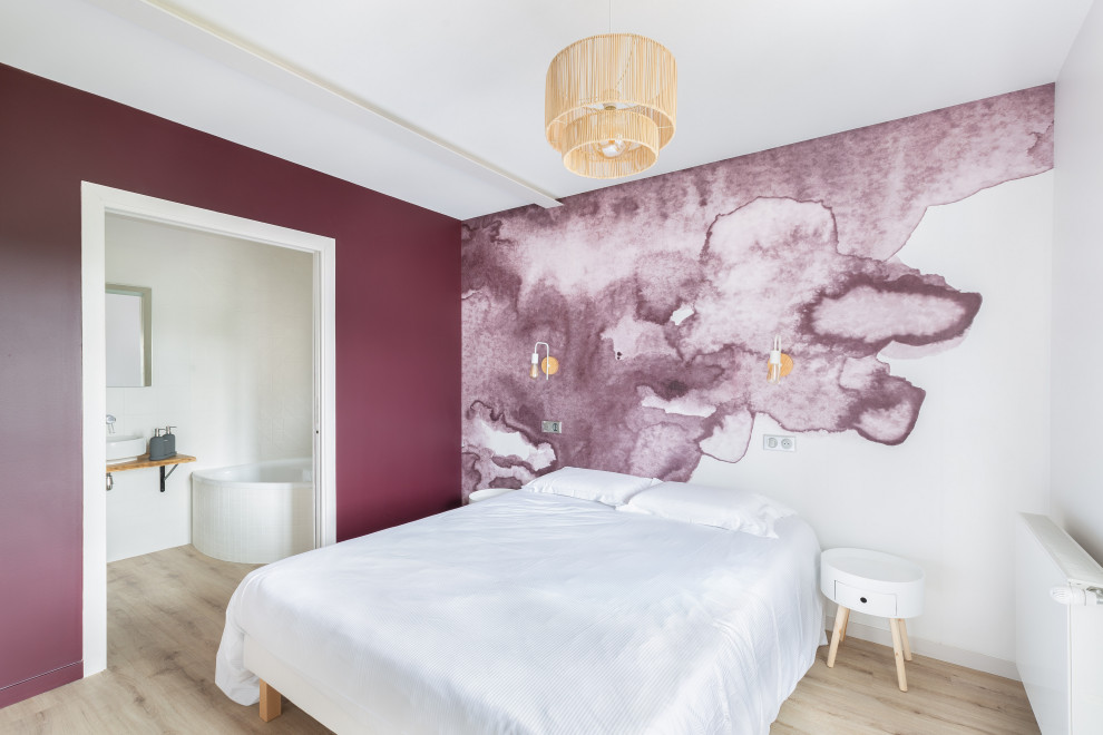 Ispirazione per un'ampia camera matrimoniale classica con pareti multicolore, pavimento in vinile, pavimento beige e carta da parati