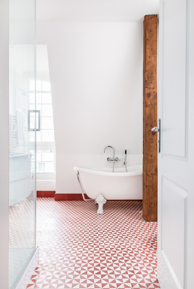 Photo of a large traditional bathroom in Berlin with white walls and a claw-foot tub.