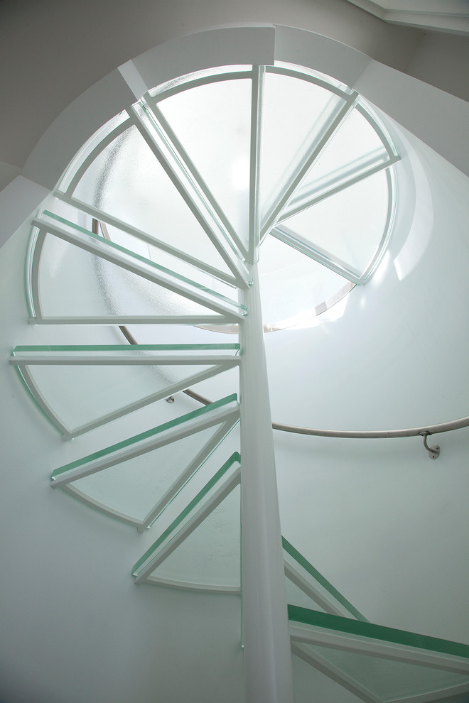 Diseño de escalera de caracol actual grande sin contrahuella con escalones de vidrio
