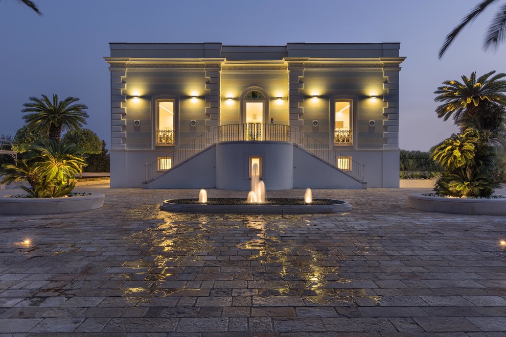 Esempio di un patio o portico chic