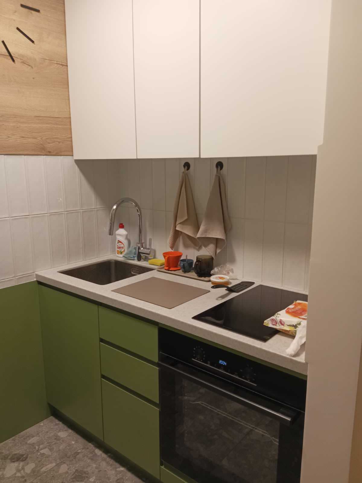 Кухня и шкаф синтегрированными ручками