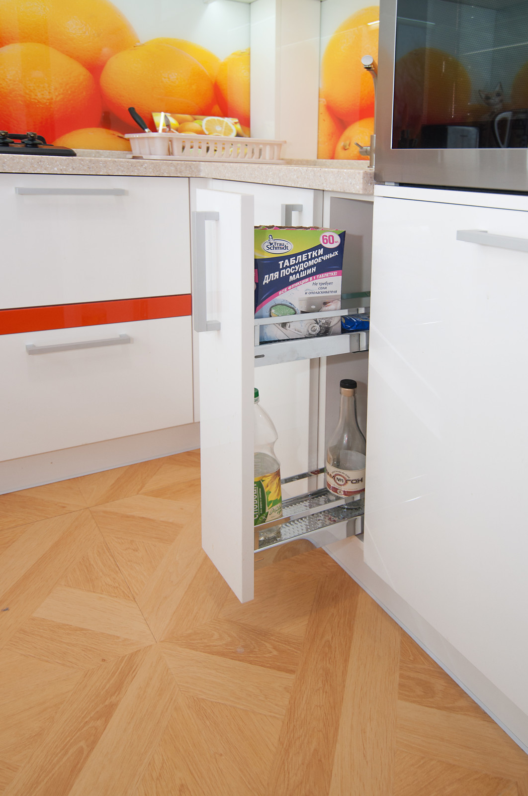 Апельсиновая кухня в панельном доме