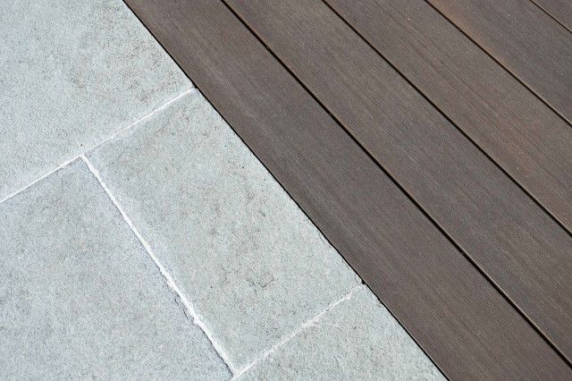 D&eacute;tail de la jonction dallage calcaire et lames composite Silvadec contemporaneo-terraza-y-balcon