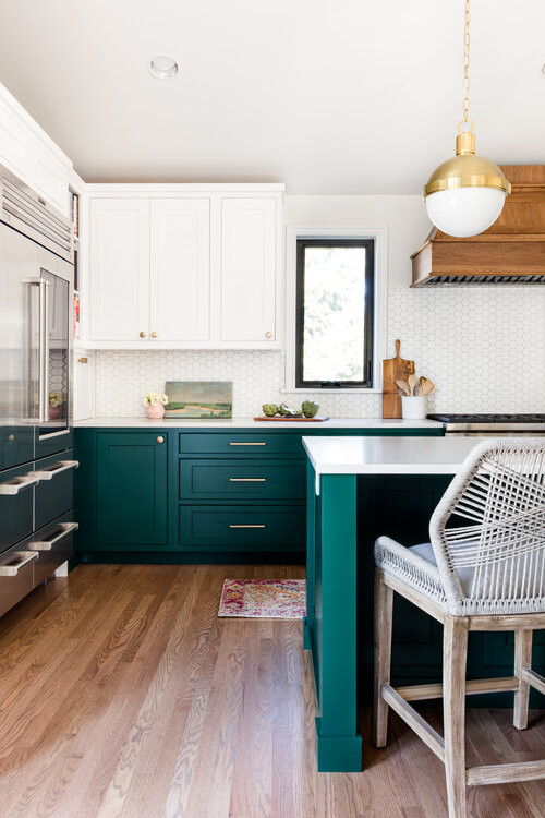 Mittelgroße Moderne Küche in L-Form mit Unterbauwaschbecken, Schrankfronten im Shaker-Stil, grünen Schränken, Quarzwerkstein-Arbeitsplatte, Küchengeräten aus Edelstahl, braunem Holzboden, Kücheninsel und weißer Arbeitsplatte in Seattle