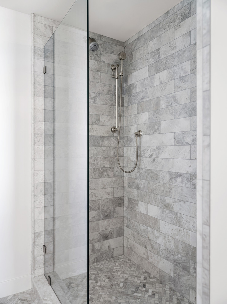 Bild på ett mellanstort minimalistiskt vit vitt en-suite badrum, med släta luckor, skåp i ljust trä, ett badkar i en alkov, en dusch/badkar-kombination, en toalettstol med hel cisternkåpa, grå kakel, porslinskakel, vita väggar, klinkergolv i porslin, ett undermonterad handfat, bänkskiva i kvarts, grått golv och dusch med gångjärnsdörr