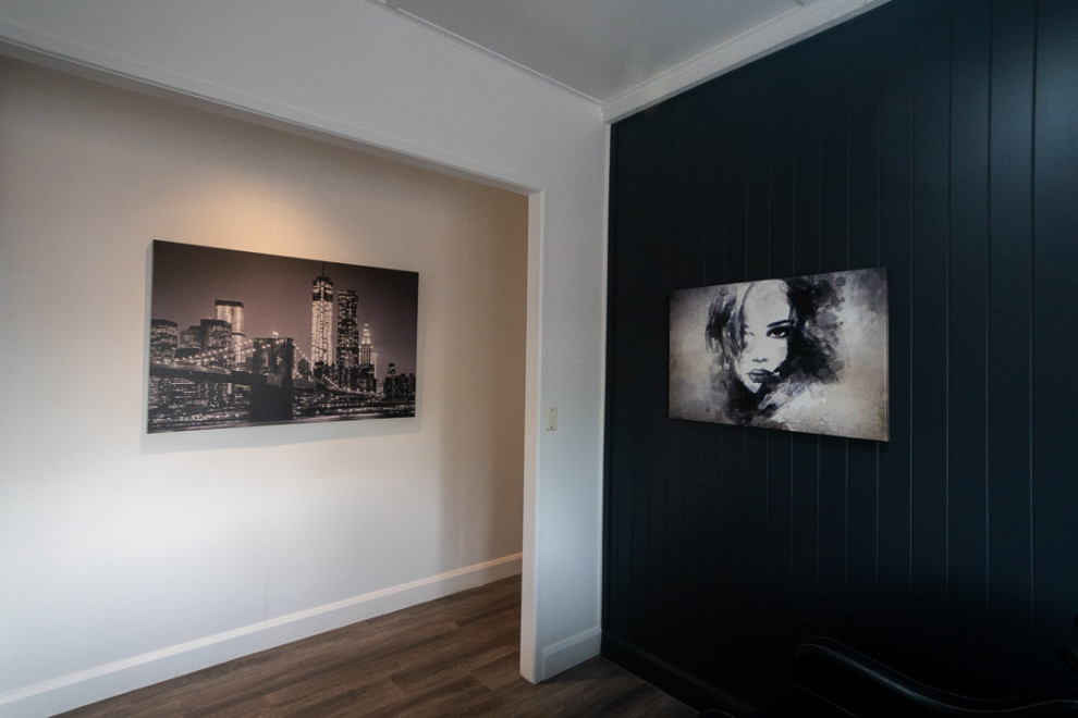 Источник вдохновения для домашнего уюта: коридор среднего размера в стиле лофт с черными стенами, полом из винила, серым полом и панелями на части стены