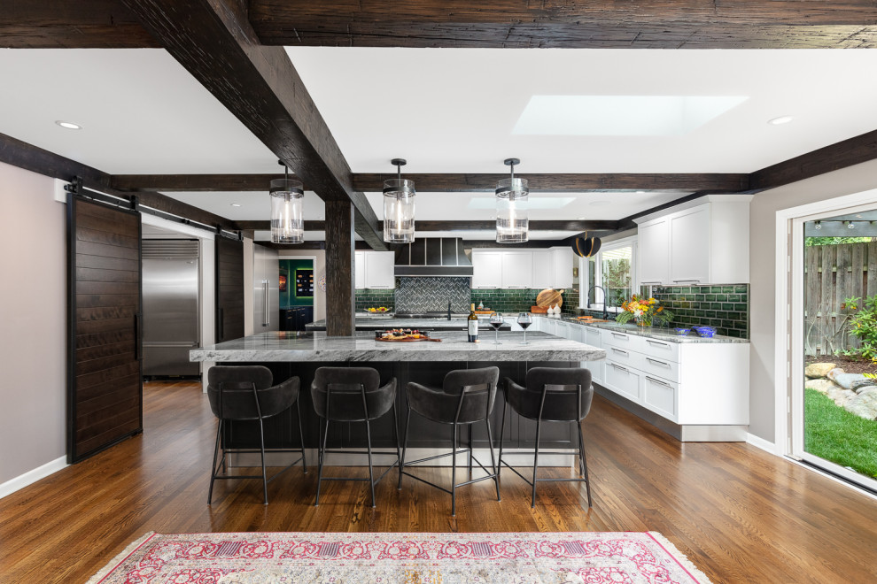 Exempel på ett stort eklektiskt grå grått kök, med en undermonterad diskho, skåp i shakerstil, svarta skåp, granitbänkskiva, grönt stänkskydd, stänkskydd i keramik, rostfria vitvaror, mellanmörkt trägolv, flera köksöar och brunt golv