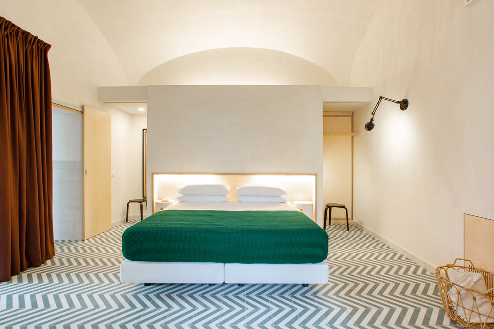 Immagine di un'ampia camera matrimoniale contemporanea con pareti bianche, pavimento in gres porcellanato, pavimento verde e soffitto a volta