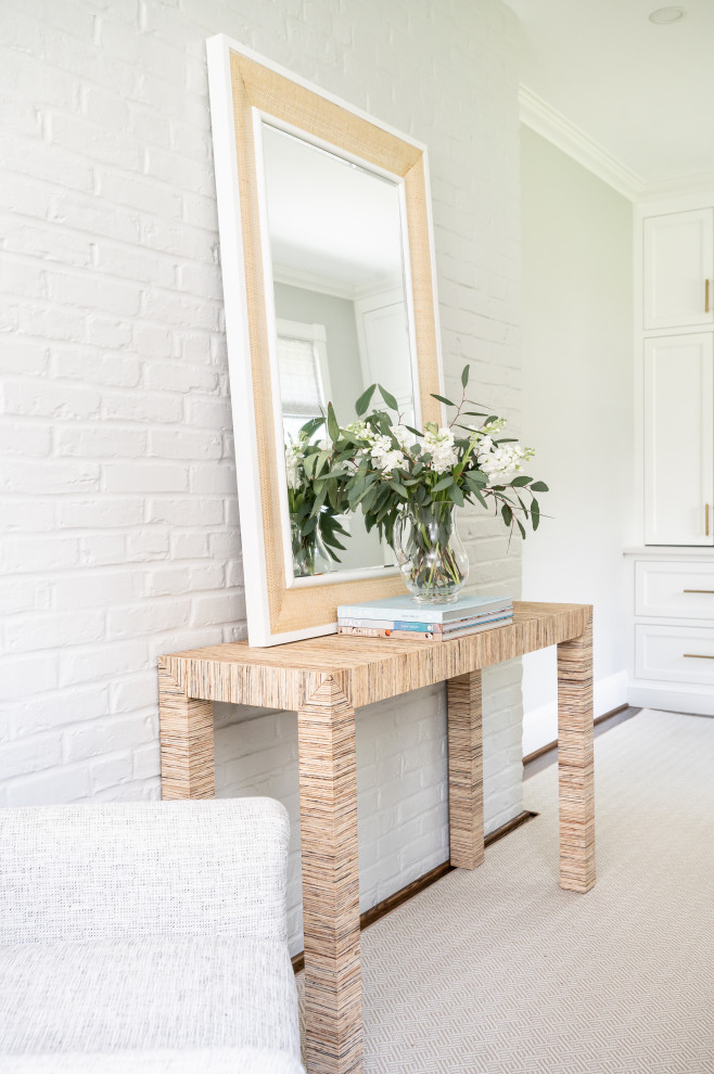 Ejemplo de despacho blanco clásico renovado con paredes grises, suelo de madera oscura, escritorio independiente, suelo beige y ladrillo