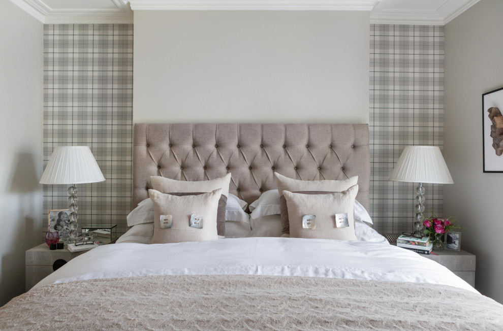 Klassisches Schlafzimmer mit grauer Wandfarbe und Tapetenwänden in London