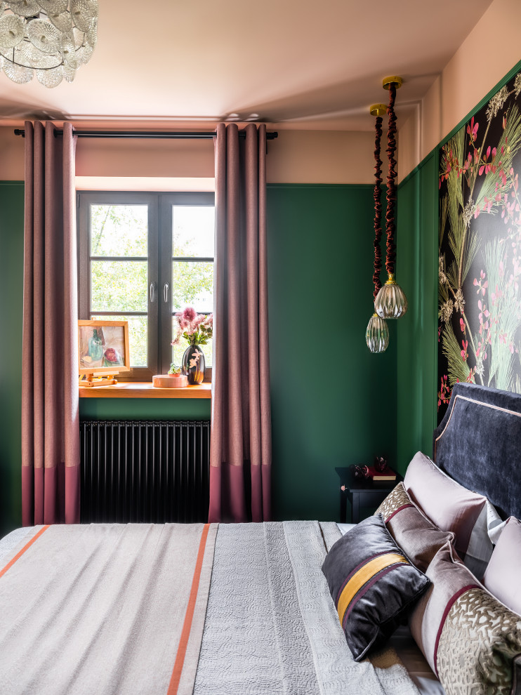 Foto di una camera matrimoniale chic di medie dimensioni con pareti verdi e pavimento in legno massello medio