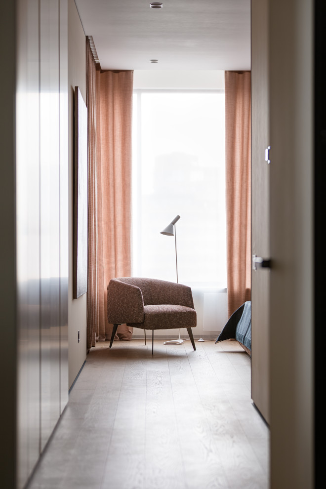 Mittelgroßes Modernes Hauptschlafzimmer ohne Kamin mit beiger Wandfarbe, braunem Holzboden und beigem Boden in Sonstige