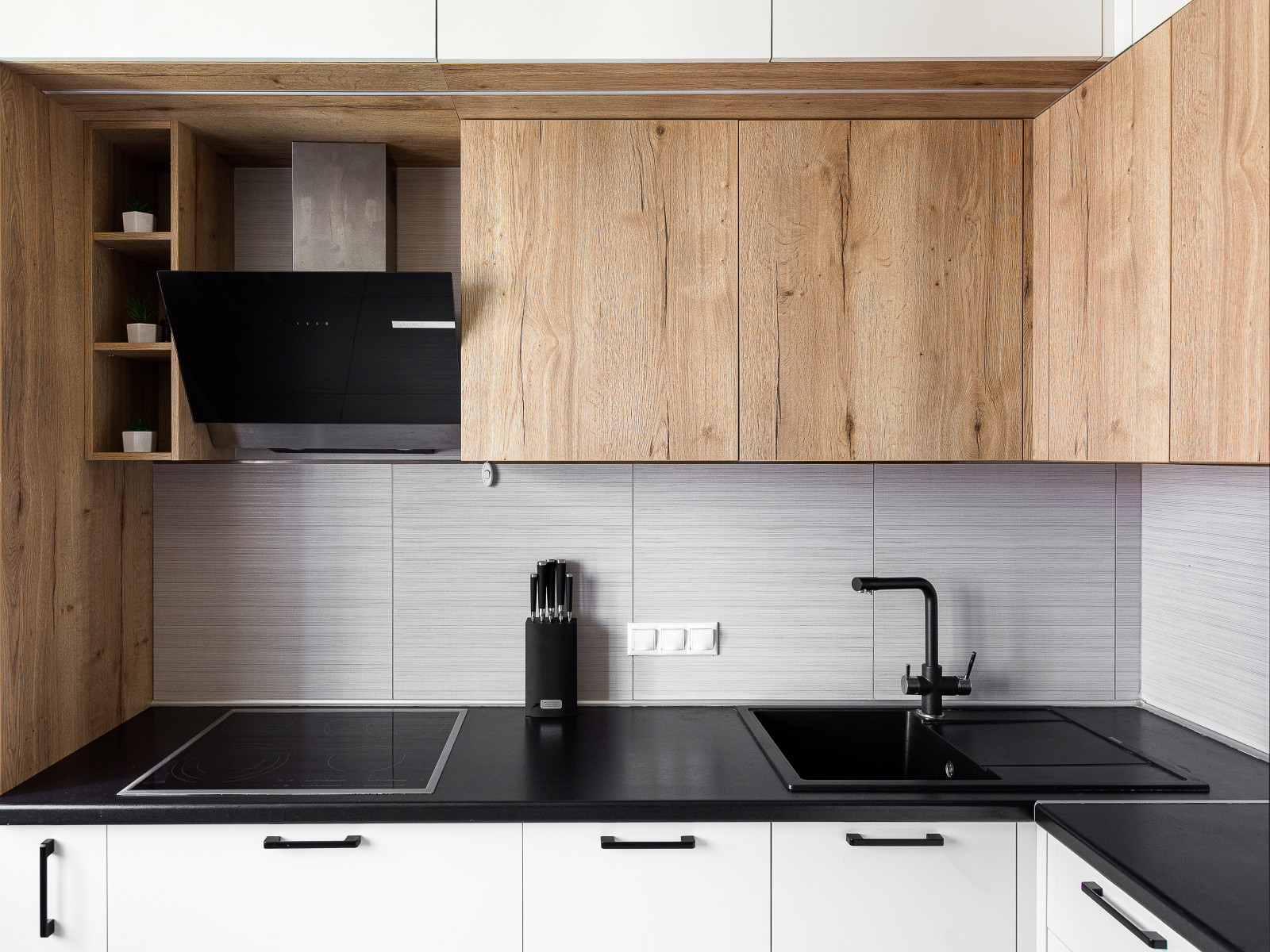 Угловая белая кухня с антресолью