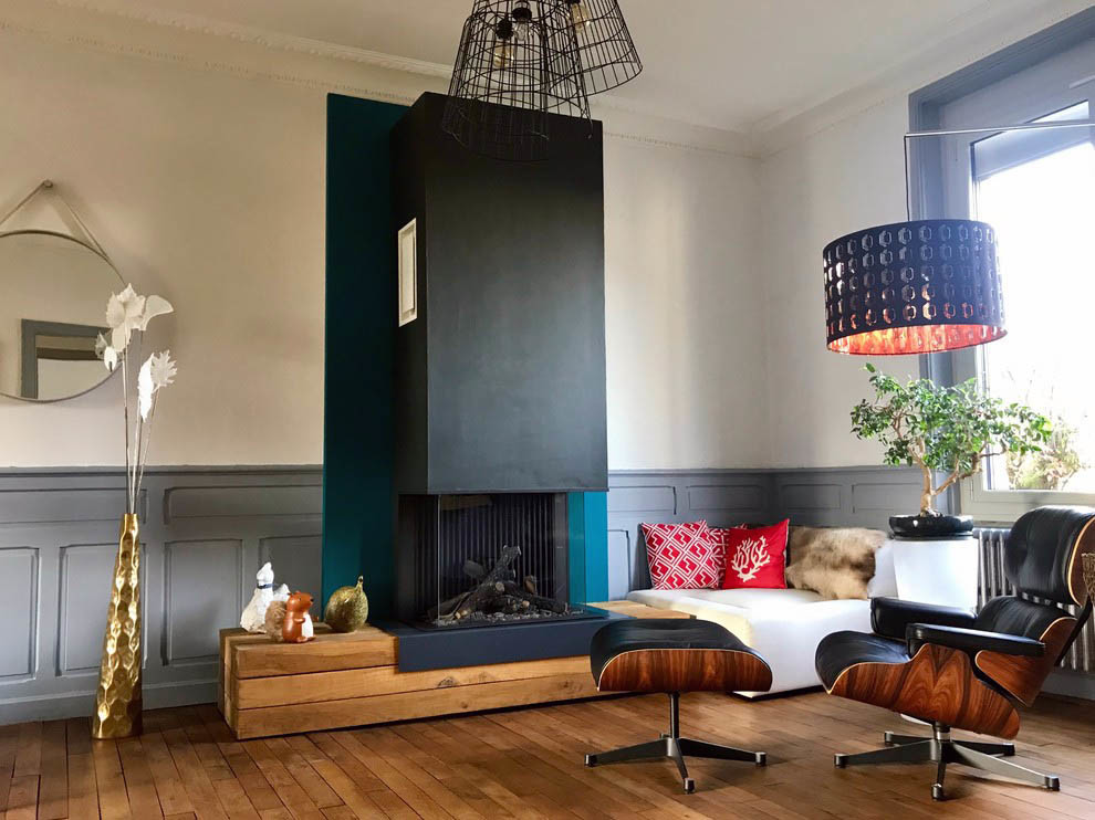 Inspiration for a mid-sized transitional open concept living room in Paris with a library, grey walls, light hardwood floors, a standard fireplace, a metal fireplace surround, no tv and brown floor.