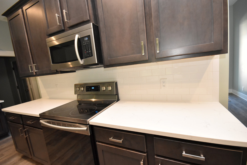 Example of a transitional home design design in Jacksonville
