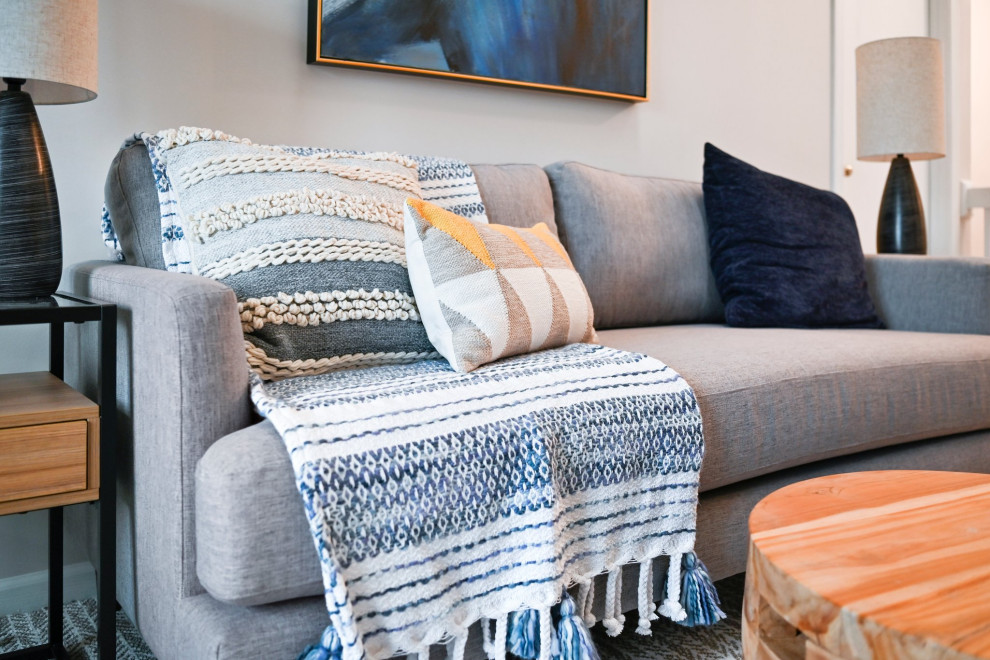 Example of a transitional home design design in Chicago