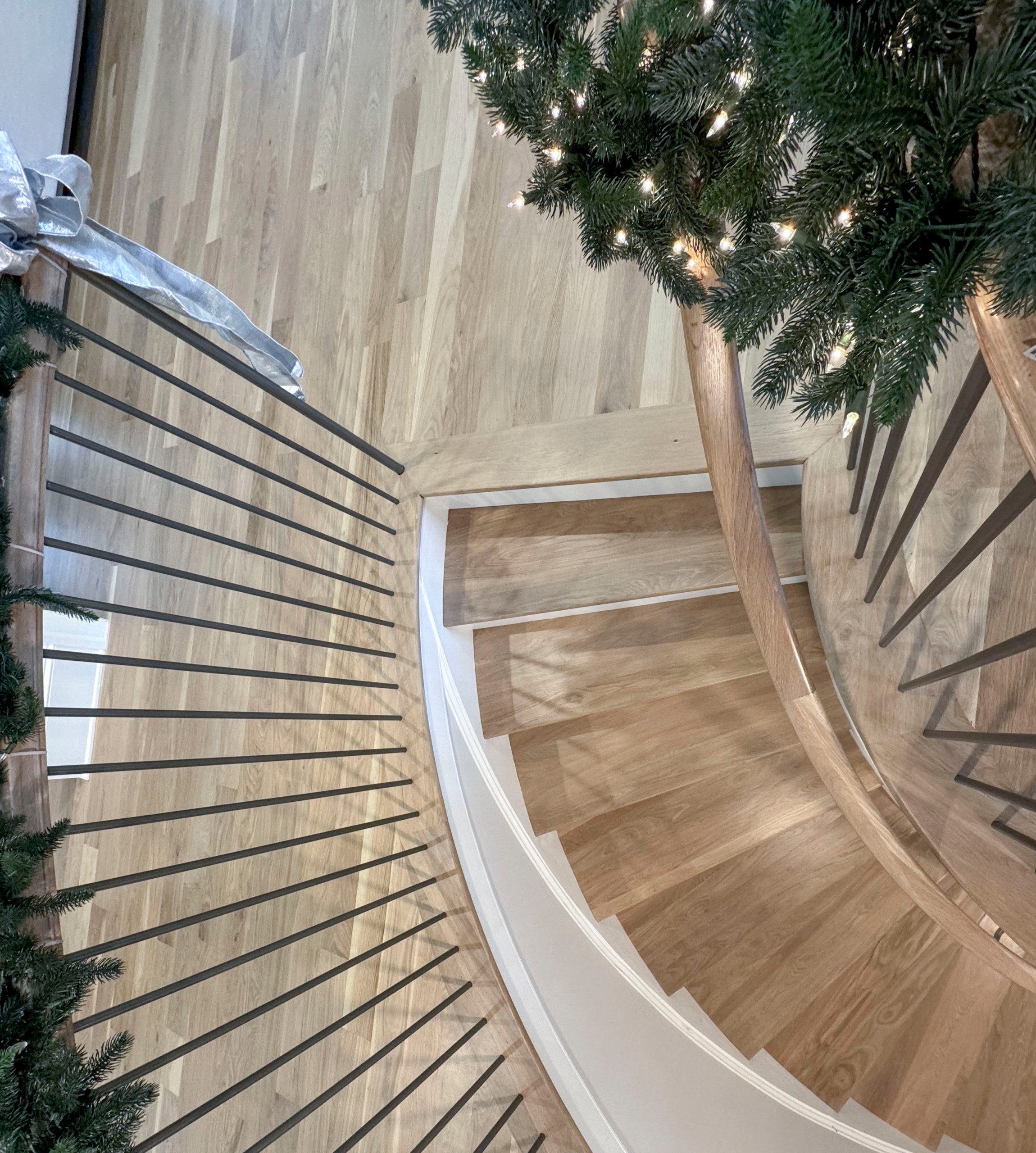 116_Elegant & Eye-catching Curved Staircase, Leesburg VA 20175