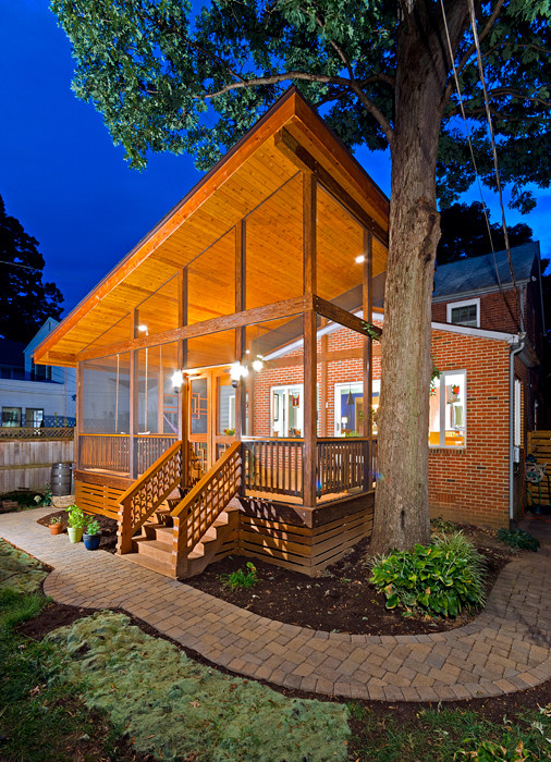 Idée de décoration pour un porche d'entrée de maison asiatique de taille moyenne avec une moustiquaire, une terrasse en bois et une extension de toiture.