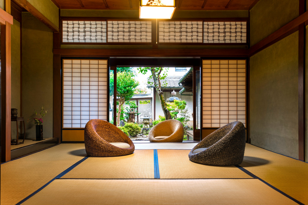 Photo of a family room in Tokyo Suburbs.