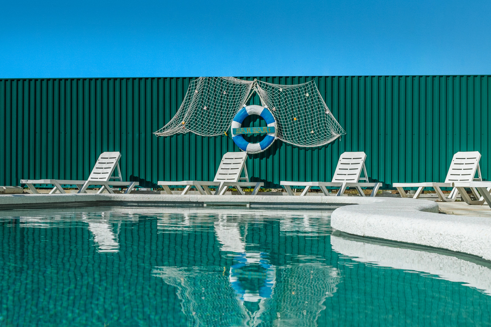 Открытый бассейн в горах.