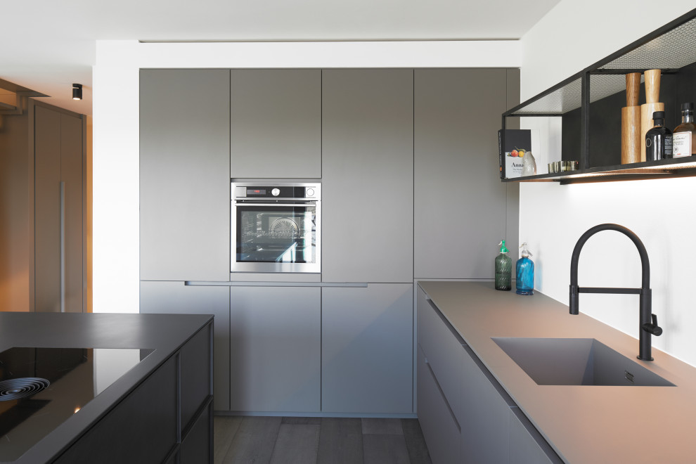 Küchenschrankfronten und Arbeitsflächen in einem zeitlosen, modernen Grauton
