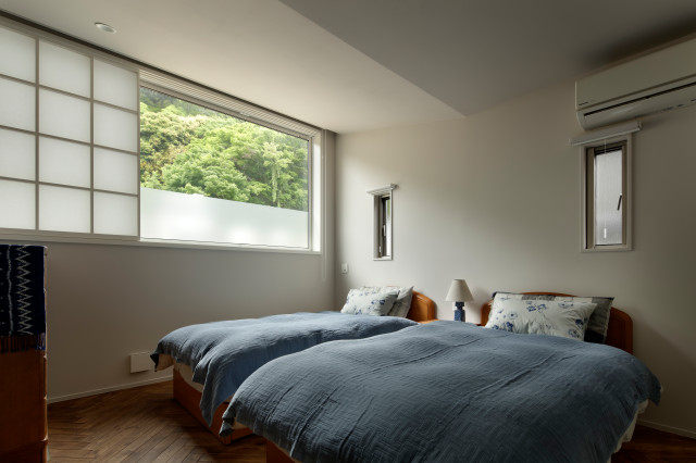 大磯　雑木の庭と家 japanisch-modern-schlafzimmer