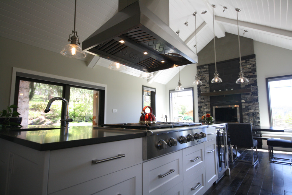 Large transitional l-shaped vaulted ceiling eat-in kitchen photo with shaker cabinets and an island