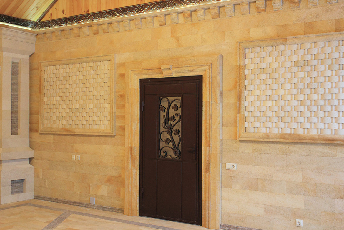 Облицовка природным камнем комплекса для отдыха с беседкой.