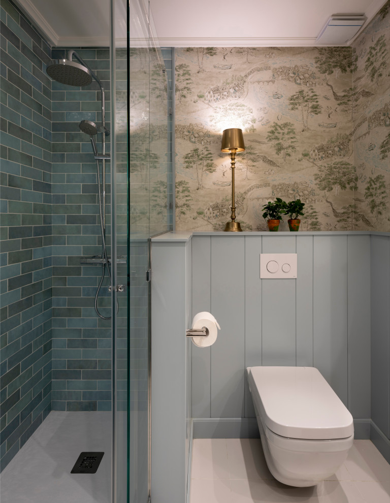 Klassisk inredning av ett stort beige beige badrum med dusch, med möbel-liknande, vita skåp, en dusch i en alkov, en vägghängd toalettstol, beige kakel, keramikplattor, blå väggar, klinkergolv i keramik, ett undermonterad handfat, marmorbänkskiva, beiget golv och dusch med skjutdörr