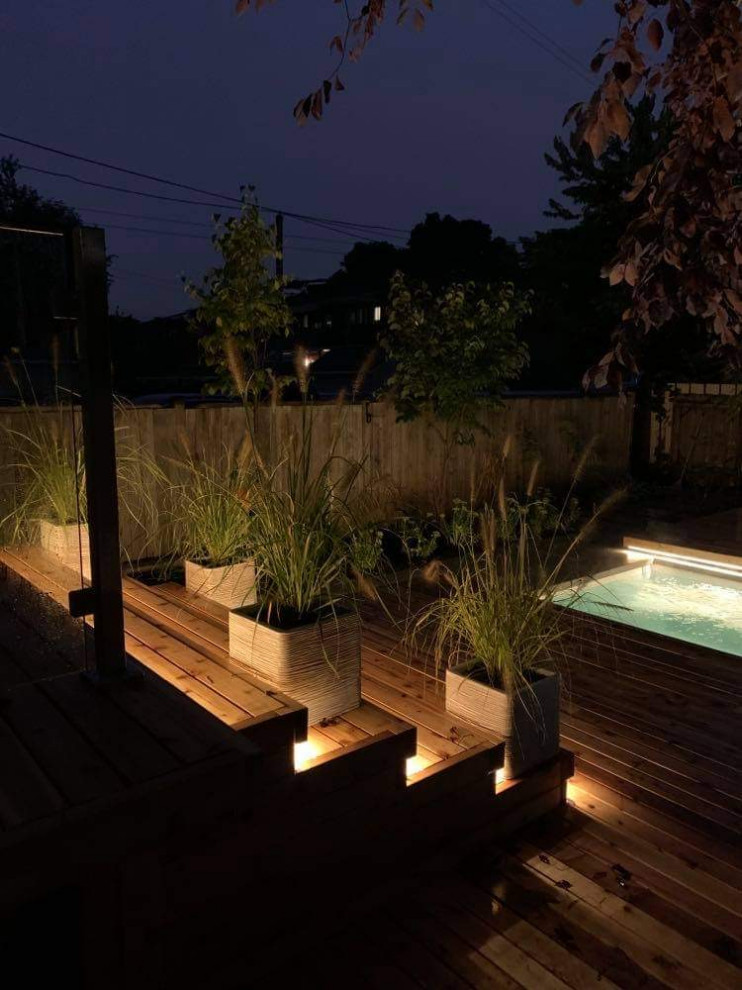Immagine di un piccolo giardino minimal esposto in pieno sole dietro casa con pedane e recinzione in legno