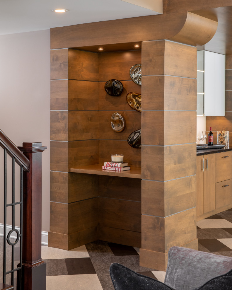 Источник вдохновения для домашнего уюта: коридор среднего размера в современном стиле с коричневыми стенами и полом из керамической плитки