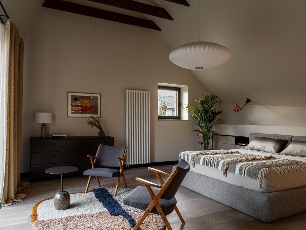 バルセロナにある北欧スタイルのおしゃれな寝室 (勾配天井、ベージュの天井、グレーとクリーム色)